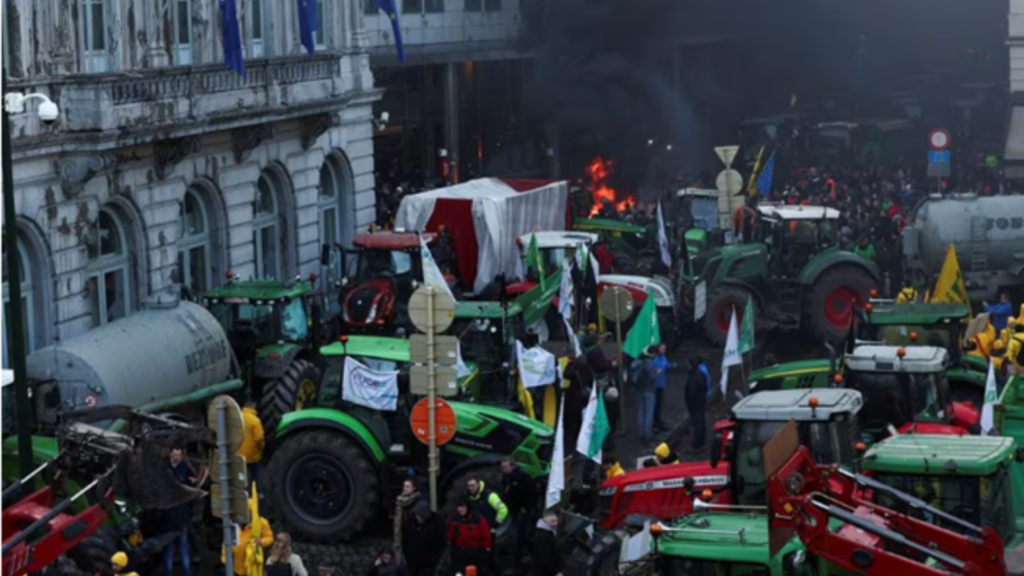 Protesto Agrícola em frente ao Parlamento Europeu, agricultores expressaram frustrações em relação a impostos.